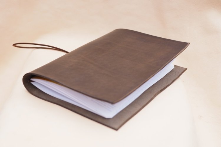 Kožený zápisník AMERIGO A6 (výběr 22 barev) - Volba barvy: 20-ořech